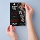 Berufliches Tattoo und Piercing Salon Business Flyer (Handgriff)