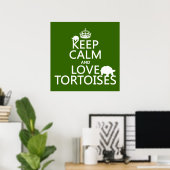 Beruhige und Liebe-Tortoise (in beliebiger Farbe)  Poster (Heimbüro)