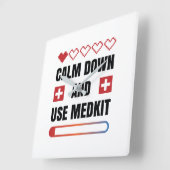 Beruhigen Sie sich und verwenden Sie Medkit Quadratische Wanduhr (Winkel)