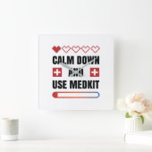 Beruhigen Sie sich und verwenden Sie Medkit Quadratische Wanduhr (Zuhause)