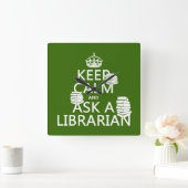 Beruhigen und eine Bibliothekarin (in beliebiger F Quadratische Wanduhr (Zuhause)
