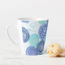Beruhigende Kreise, die mit blauen Farbtönen erzeu Milchtasse