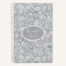 Beruhigendes staubblaues Bullet Journal mit weißen