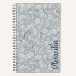 Beruhigendes staubblaues Bullet Journal mit weißen Notizblock