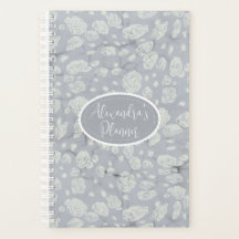 Beruhigendes staubblaues Bullet Journal mit weißen