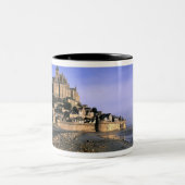 Berühmte Festung Le Mont St. Michel auf der Insel Zweifarbige Tasse (Mittel)
