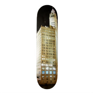 Berühmte Sehenswürdigkeit Chicagos nachts Skateboard
