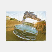 Berühmtes Blue Swallow Motel an der Route 66 Fleecedecke (Vorderseite (Horizontal))