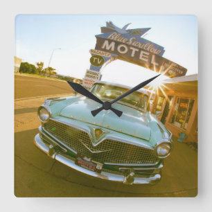 Berühmtes Blue Swallow Motel an der Route 66 Quadratische Wanduhr