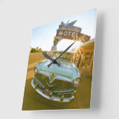 Berühmtes Blue Swallow Motel an der Route 66 Quadratische Wanduhr (Winkel)