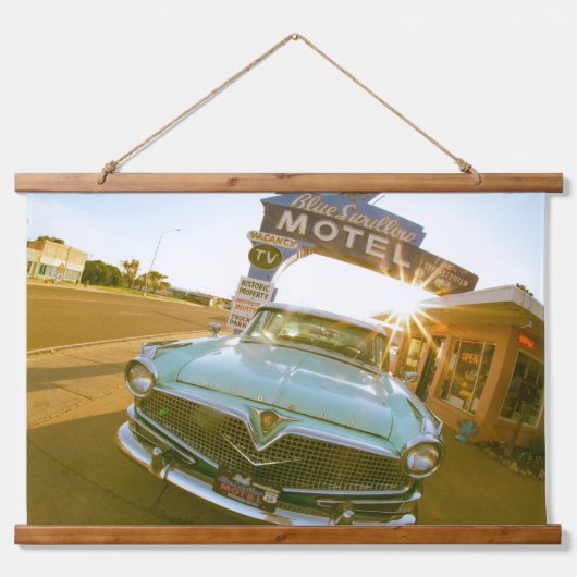 Berühmtes Blue Swallow Motel an der Route 66 Wandteppich Mit Holzrahmen (Vorne)