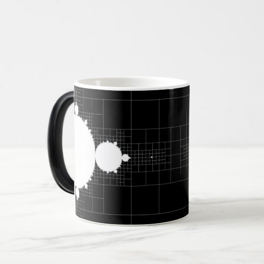Berühmtes Mandelbrot Set weiß auf schwarzer Kaffee Verwandlungstasse (Vorderseite Links)