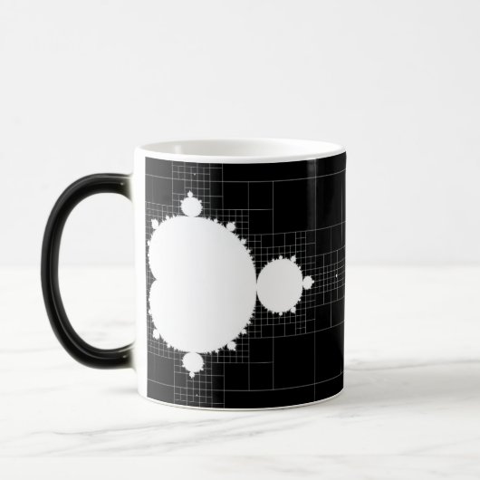 Berühmtes Mandelbrot Set weiß auf schwarzer Kaffee Verwandlungstasse (Links)