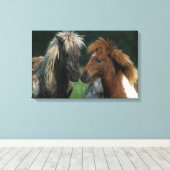 Berührung von Miniaturpferden Leinwanddruck (Insitu (Holzboden))