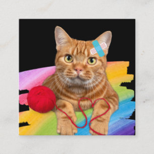 Beschädigte Katze auf Regenbogenuntergrund Quadratische Visitenkarte