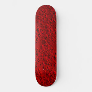 Beschädigtes rotes Metall Skateboard