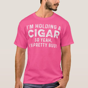 Beschäftigt beim Halten von Zigarrenraucher Tabak T-Shirt