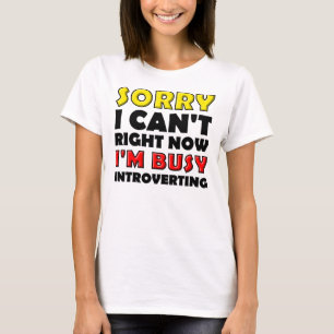 Beschäftigt Introvertierendes Lustiges T-Shirt