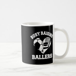 Beschäftigt mit der Erziehung von Byllers Fußball Kaffeetasse