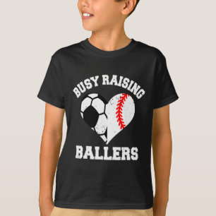 Beschäftigt mit der Erziehung von Byllers Fußball T-Shirt