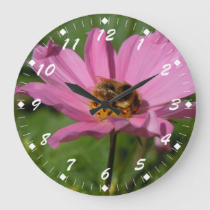 Beschäftigte Biene auf Cosmo Große Wanduhr