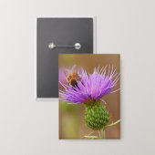 Beschäftigte Biene auf lila Distel Clsoe-Up Button (Vorderseite/Rückseite)