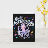 Beschäftigter multitasking-Oktopus pflegt den Stra Karte (Gelbe Blume)