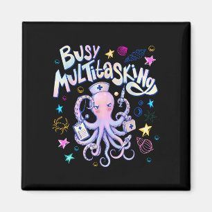Beschäftigter multitasking-Oktopus pflegt den Stra Magnet