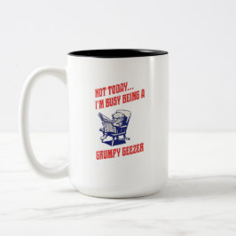 Beschäftigter mürrischer alter Knacker Zweifarbige Tasse