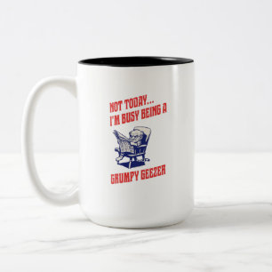 Beschäftigter mürrischer alter Knacker Zweifarbige Tasse