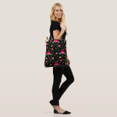 Beschäftigtes Blumenmuster auf Schwarz Tasche (Am Model)