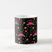 Beschäftigtes Blumenmuster auf schwarzem Monogramm Kaffeetasse (Mittel)