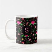 Beschäftigtes Blumenmuster auf schwarzem Monogramm Kaffeetasse (Links)