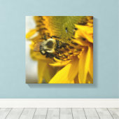Besetzte Biene auf einer Sonnenblume Leinwanddruck (Insitu (Holzboden))