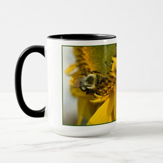 Besetzte Biene auf einer Sonnenblume Tasse (Links)