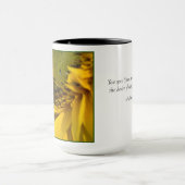 Besetzte Biene auf einer Sonnenblume Tasse (Zentrum)