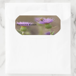 Besetzte Biene auf Lila Foto Ovaler Aufkleber