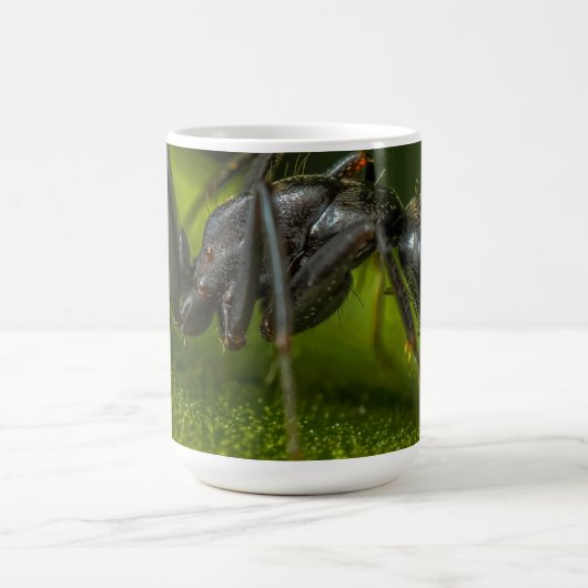 Besetzte schwarze Ant auf grünem Blatt Kaffeetasse (Mittel)