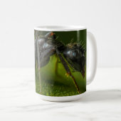 Besetzte schwarze Ant auf grünem Blatt Kaffeetasse (VorderseiteRechts)