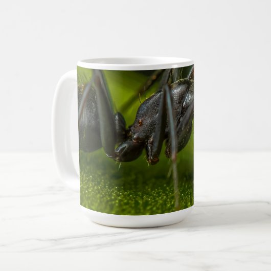 Besetzte schwarze Ant auf grünem Blatt Kaffeetasse (Vorderseite Links)