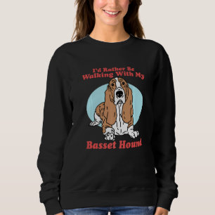 Besitzer des Basset Hound Hundes zu Fuß mit meinem Sweatshirt