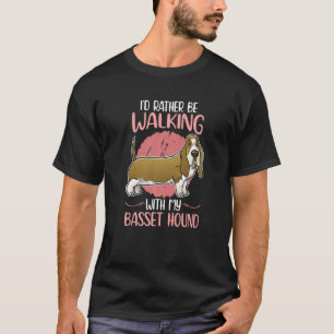 Besitzer des Basset Hound Hundes zu Fuß mit meinem T-Shirt