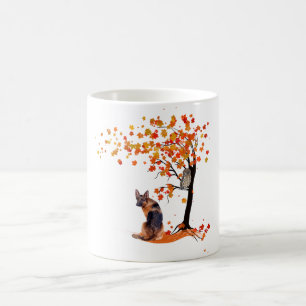 Besitzer des Hundes der deutschen Schäferhunde und Kaffeetasse