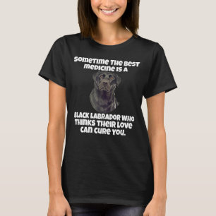Besitzer eines schwarzen Labradors ist manchmal da T-Shirt