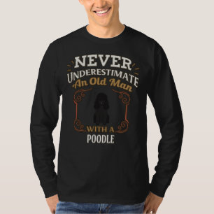 Besitzer eines schwarzen Poodle-Spiels ist nie unt T-Shirt