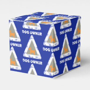 Besitzer von Hunden unterschreibt Papier Gefallen  Geschenkschachtel