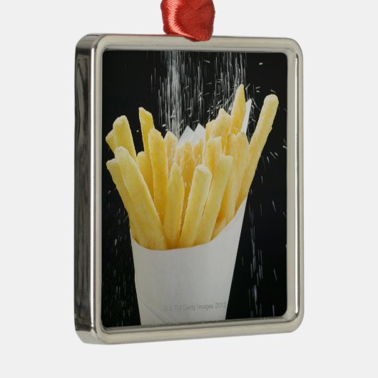 Besprühen des Salzes auf Chips im Papierkegel Silbernes Ornament (Rechts)