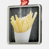 Besprühen des Salzes auf Chips im Papierkegel Silbernes Ornament (Links)