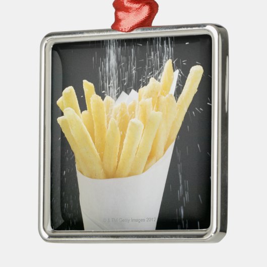 Besprühen des Salzes auf Chips im Papierkegel Silbernes Ornament (Links)