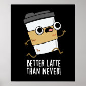 Besser Latte als nie lustiger Kaffee Pun Dark BG Poster (Vorne)